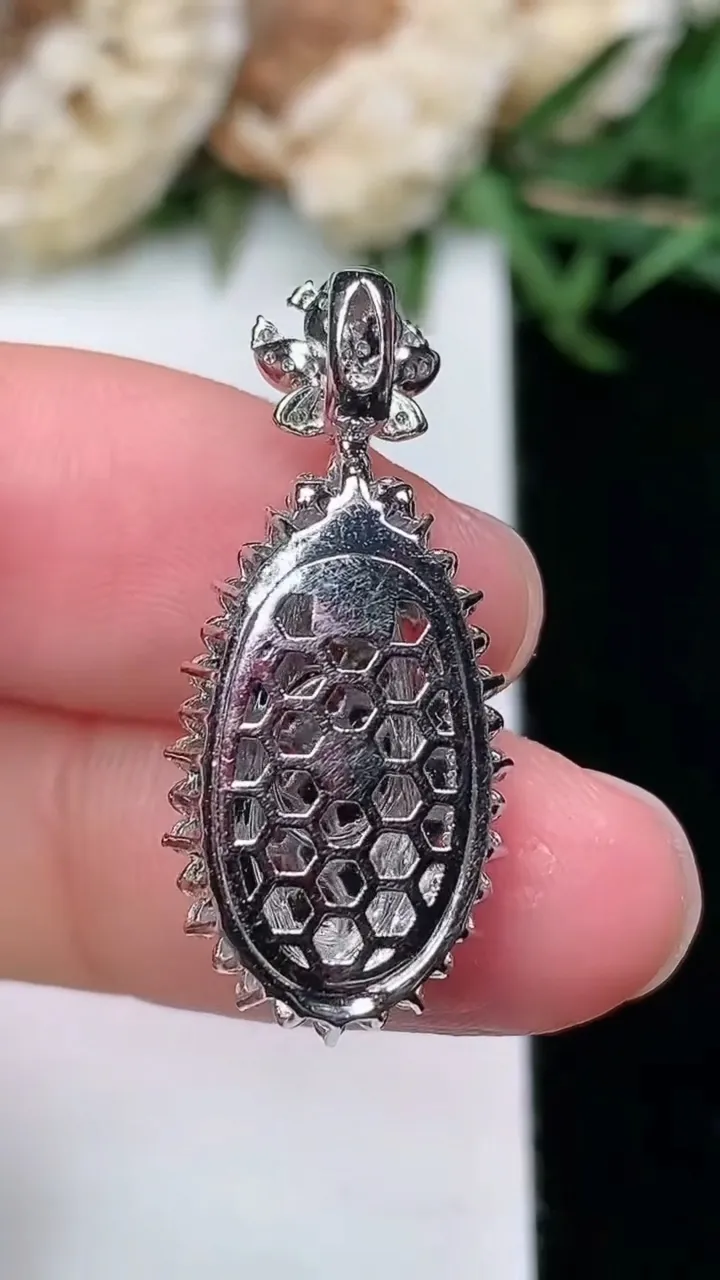 天然A货翡翠年年有余吊坠，尺寸28.3-12.6-7.7，裸石15.9-6.3，重量:3.19g
2月2日