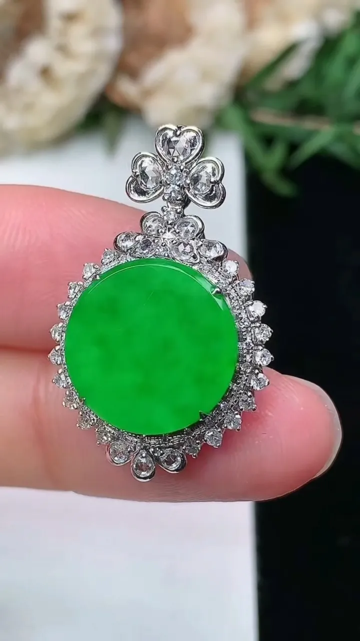 天然A货翡翠无事牌吊坠，尺寸27.8-17.8-8.6，裸石13，重量:3.79g
2月2日