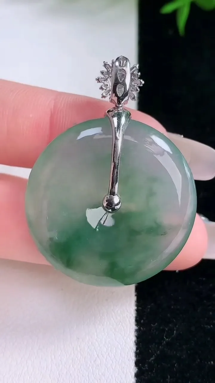 天然A货翡翠种飘花平安扣吊坠，尺寸31-5.2，重量:13.80g
2月2日