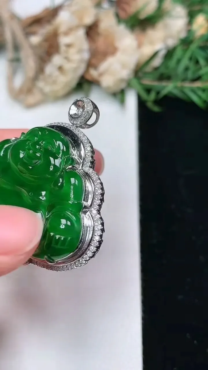 天然A货翡翠佛公吊坠，尺寸37.5-39.9-12.5，裸石24.7-36.3，重量:14.40g
2月2日