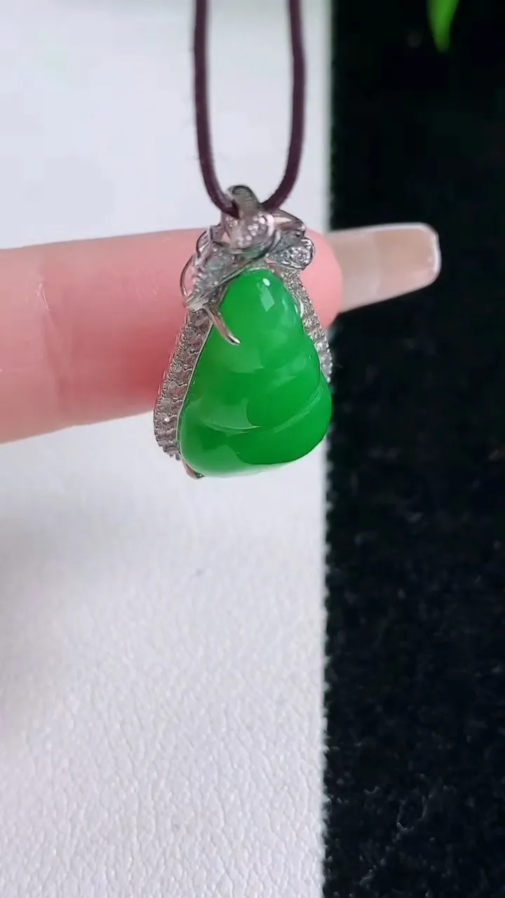 天然A货翡翠福豆吊坠，尺寸28-13.4-7.4，裸石20.8-10.7重量:3.89g
2月2日