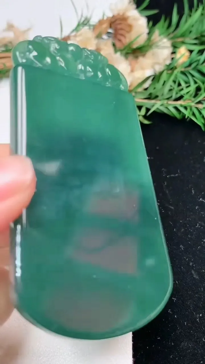 天然A货翡翠蓝水无事牌吊坠，尺寸75.9-43.3-5.6，重量:51.80g
2月2日