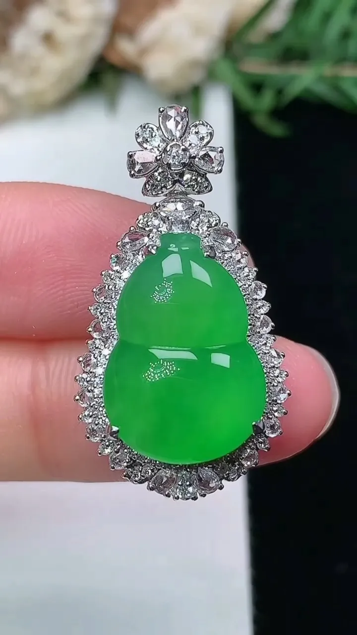 天然A货翡翠葫芦吊坠，尺寸30.8-17-11，裸石17.2-12.2，重量:5.30g
2月2日，