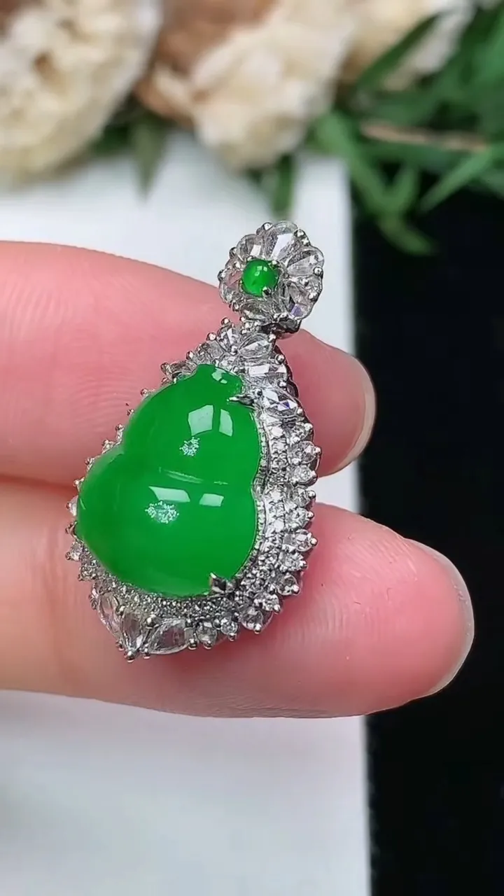 天然A货翡翠葫芦吊坠，尺寸25.5-14.9-11，裸石12.4-10.4，重量:3.83g
2月2日