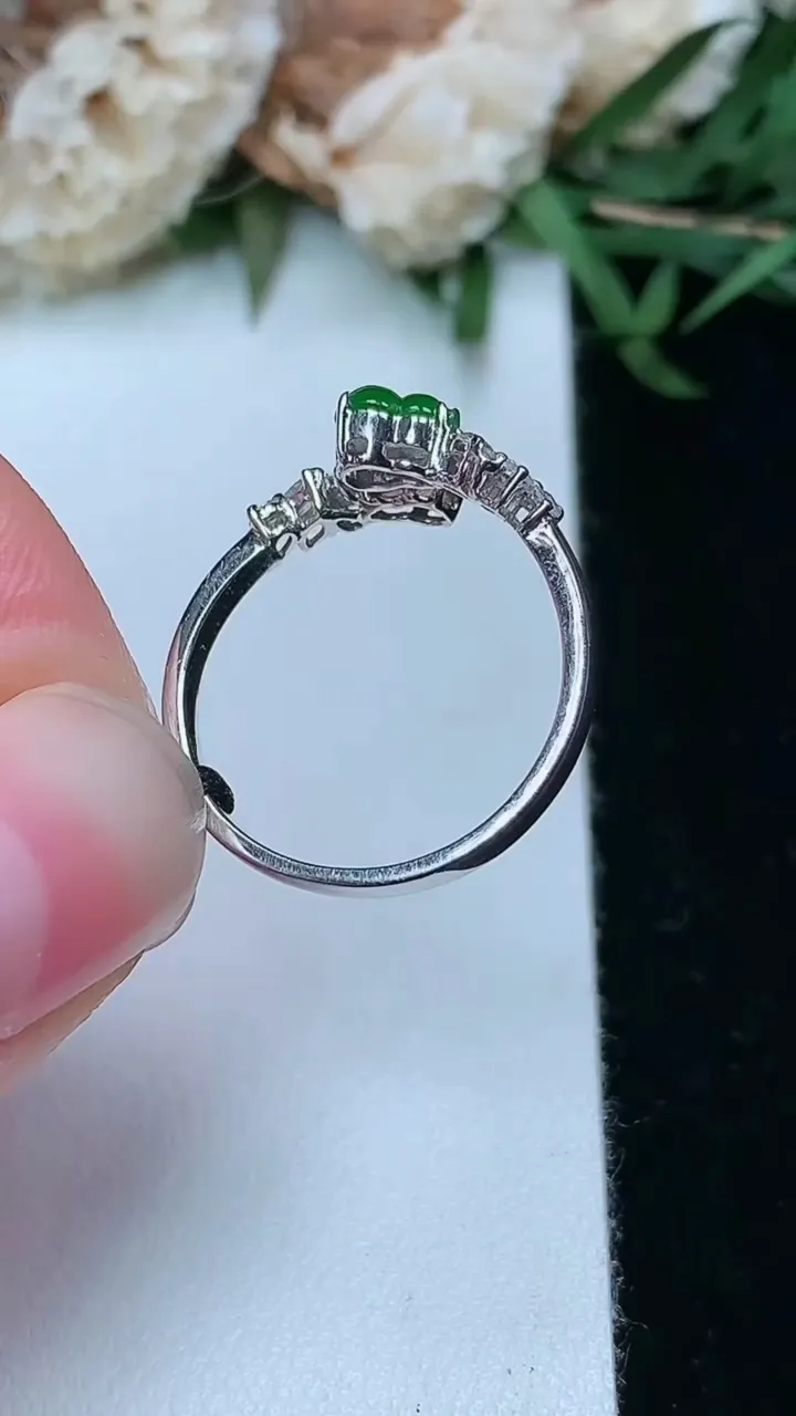 天然A货翡翠葫芦戒指，尺寸16.9-5-4，重量:1.97g2026年2月2日
工厂直销收藏佳品,种好水足，色泽均匀，有种有色，上手高大气！