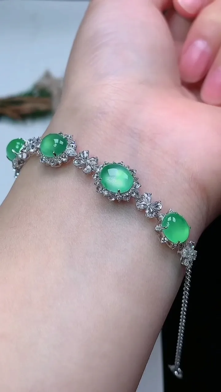 天然A货翡翠蛋面手链，尺寸7.9-6.8，重量:5.42g
2月2日