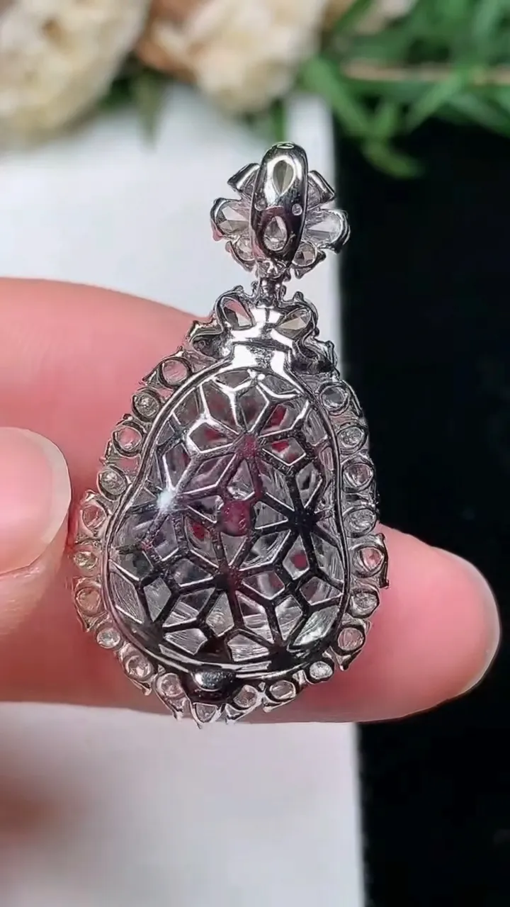 天然A货翡翠葫芦吊坠，尺寸32.4-17.7-11.4，裸石16.6-13.2，重量:4.25g
2月2日