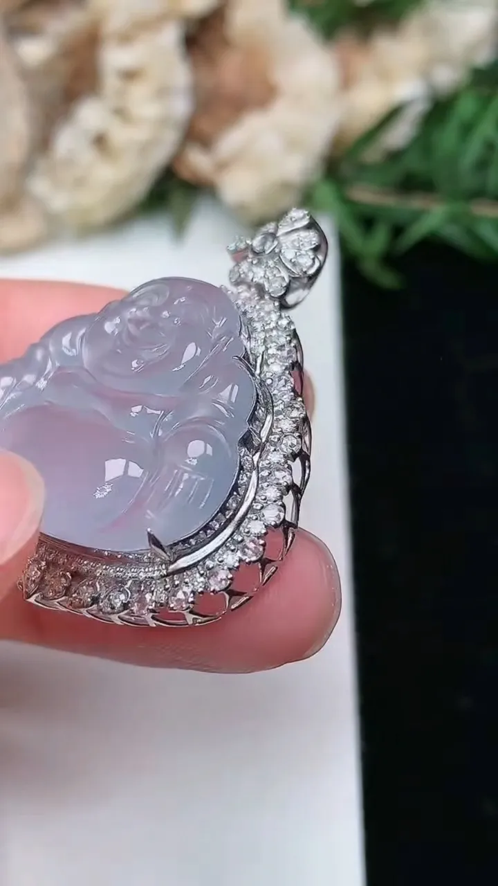 天然A货翡翠白冰佛公吊坠，尺寸34.2-27.6-10.8，裸石20.2-23.7，重量:5.96g
2月2日