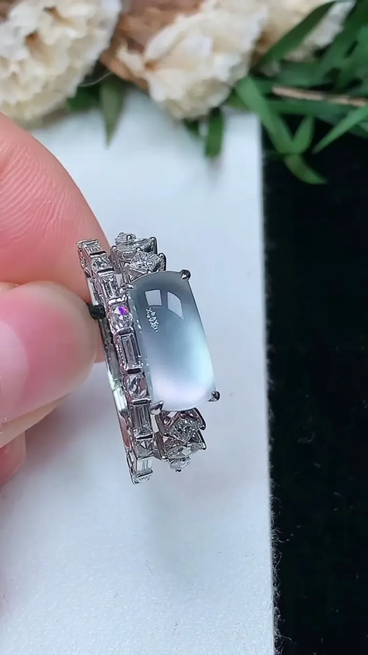 天然A货翡翠白冰马鞍戒指，尺寸17.2-11.7-5.3，重量:3.69g2026年2月2日
工厂直销收藏佳品,种好水足，色泽均匀，有种有色，上手高大气！