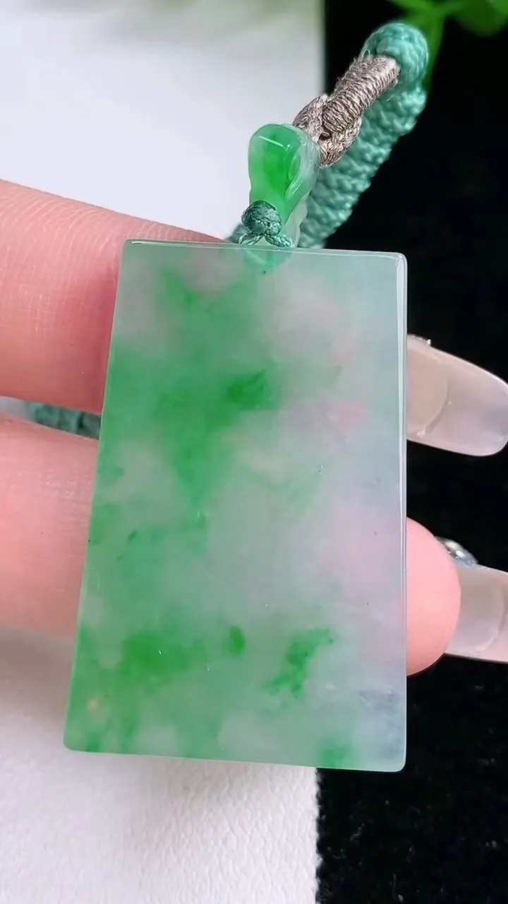 天然A货翡翠无事牌吊坠，尺寸37.4-24-2.6，重量:10.54g
2月2日