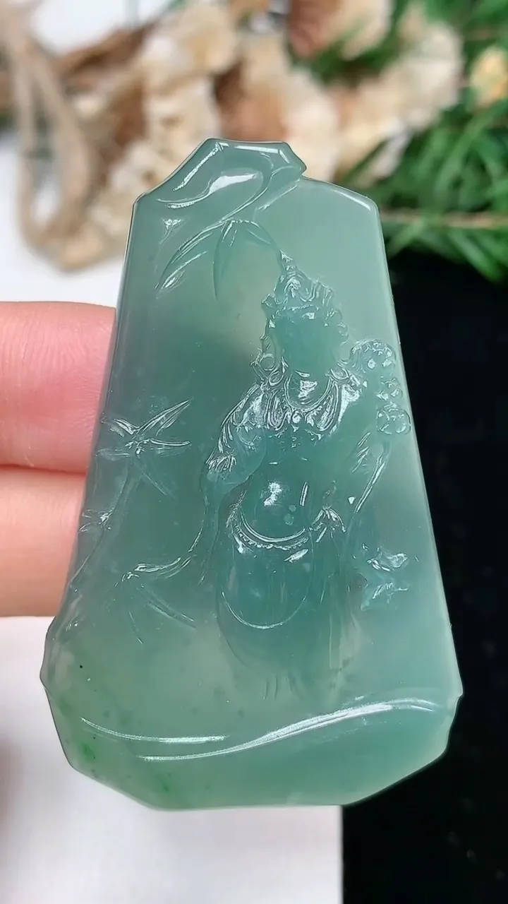 天然A货翡翠蓝水大势至观音菩萨吊坠，尺寸50.5-32.3-5.3，重量:17.02g
2月2日