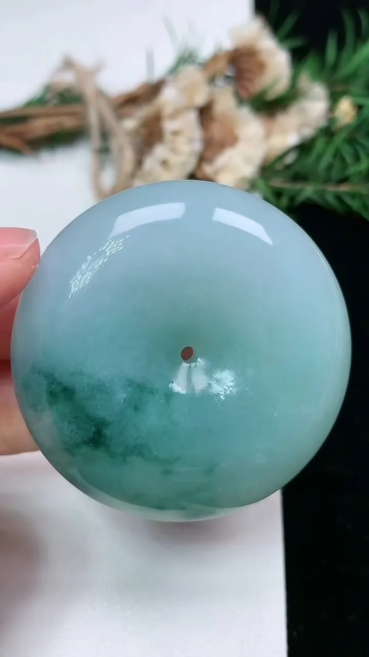 天然A货翡翠飘花平安扣吊坠，尺寸48.3-13，重量:62.26g
2月2日