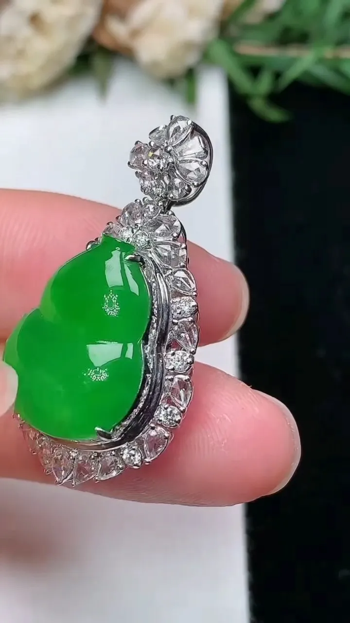 天然A货翡翠葫芦吊坠，尺寸32.4-17.7-11.4，裸石16.6-13.2，重量:4.25g
2月2日