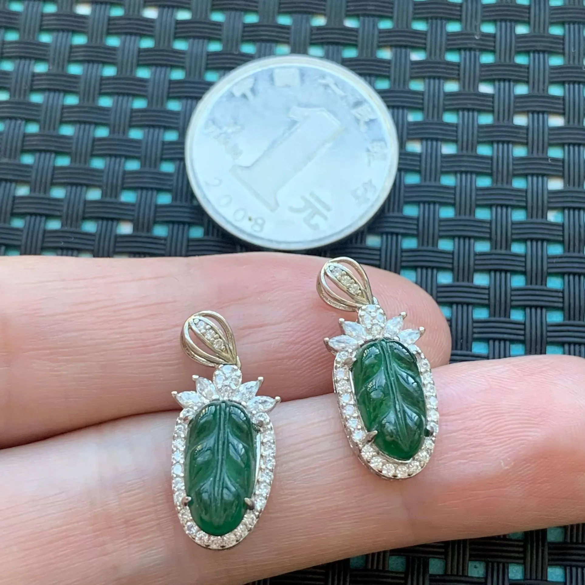 A货天然翡翠冰糯种925银满绿叶子一对吊坠重量1.46
2月2日