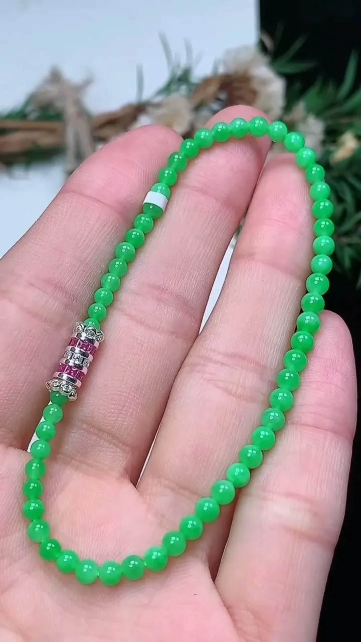 天然A货翡翠小米珠手串，尺寸3.4-55颗，重量:4.01g2月2日
工厂直销收藏佳品,种好水足，色泽均匀，有种有色，上手高大气！
