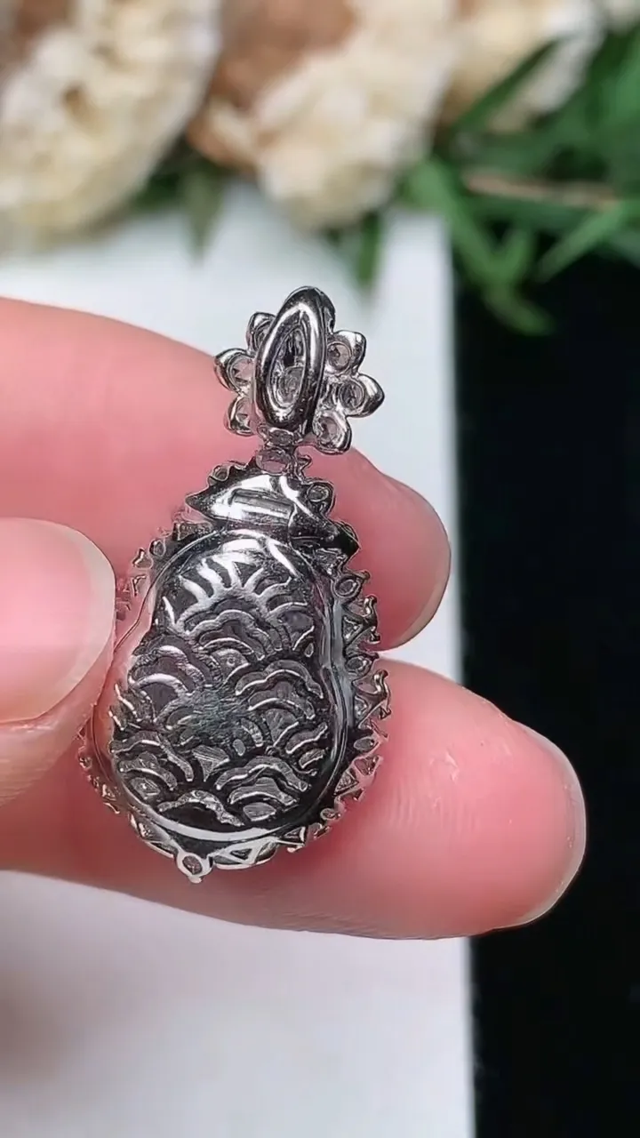 天然A货翡翠葫芦吊坠，尺寸25.8-13.8-10.5，裸石9.8-9
2月2日