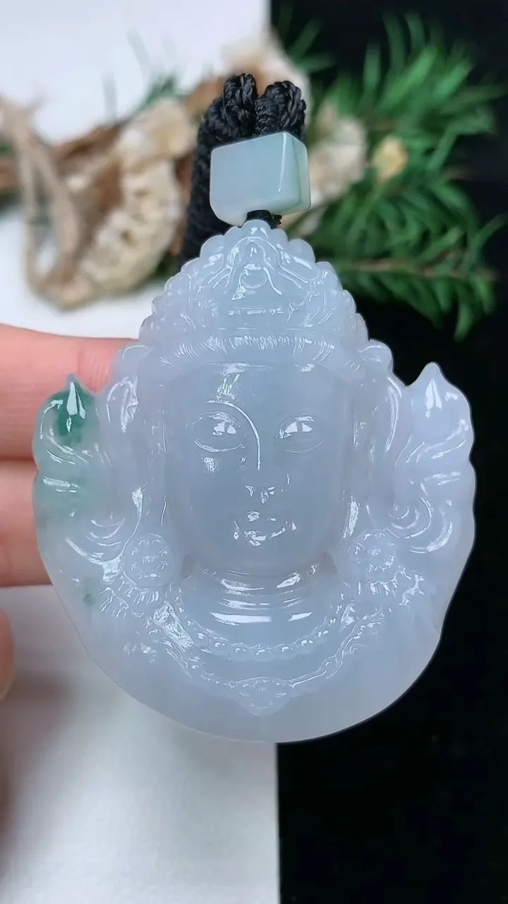 天然A货翡翠飘花观音头吊坠，尺寸49.4-44.8-11.5，重量:43.05g
2月2日