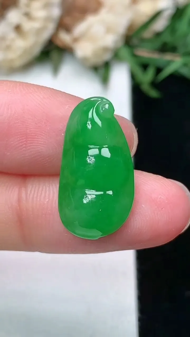 天然A货翡翠福豆镶嵌件，尺寸20.5-10.9-5.8，重量:2.24g
2月2日