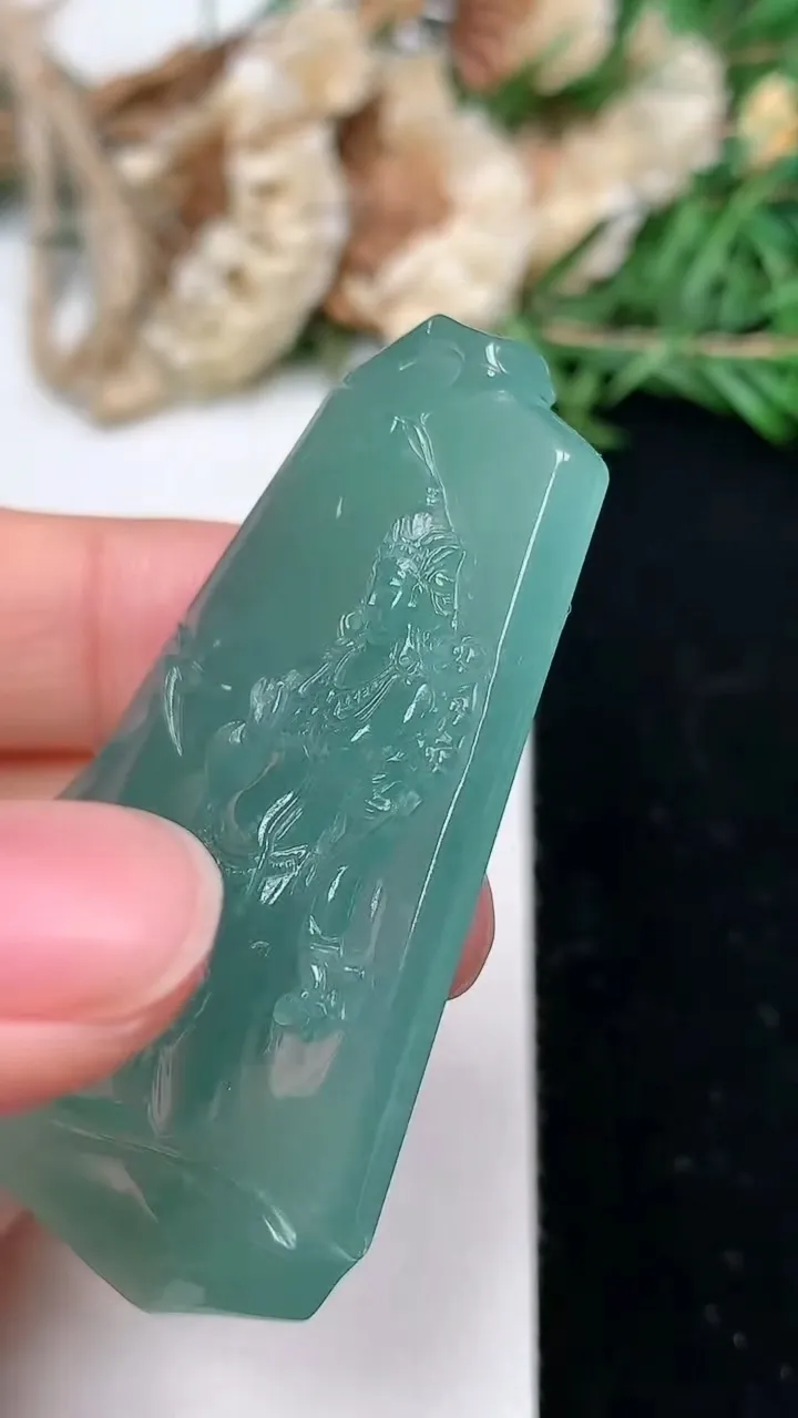 天然A货翡翠蓝水大势至观音菩萨吊坠，尺寸50.5-32.3-5.3，重量:17.02g
2月2日