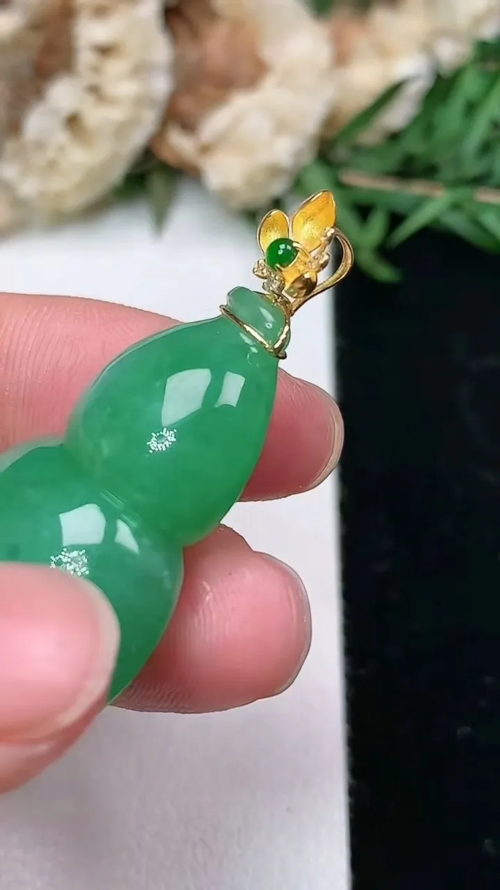 天然A货翡翠葫芦吊坠，尺寸32-20.4-11.8，重量:12.48g
2月2日