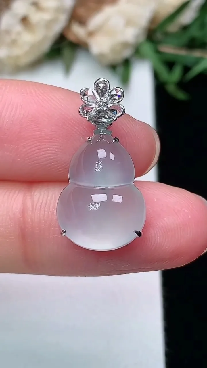 天然A货翡翠白冰葫芦吊坠，尺寸14.8-11.2-7，重量:2.00g
2月2日