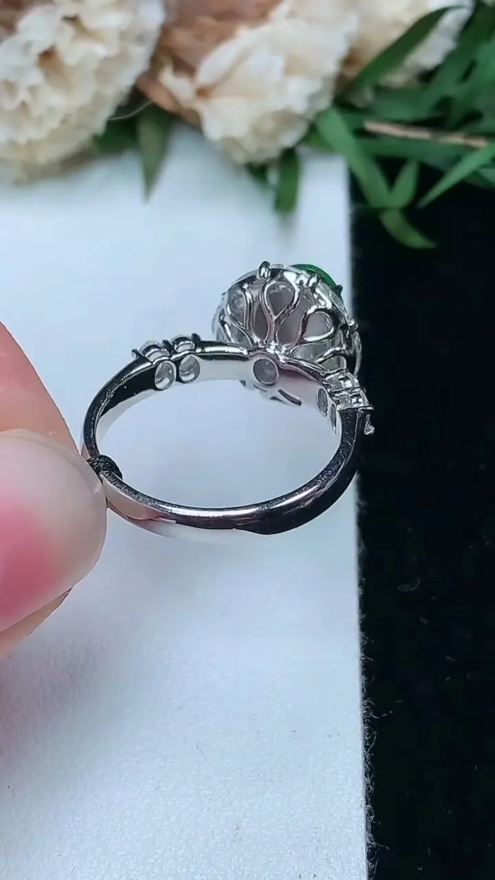 天然A货翡翠蛋面戒指，尺寸17-8.2-6.4，重量:4.18g2026年2月2日
工厂直销收藏佳品,种好水足，色泽均匀，有种有色，上手高大气！