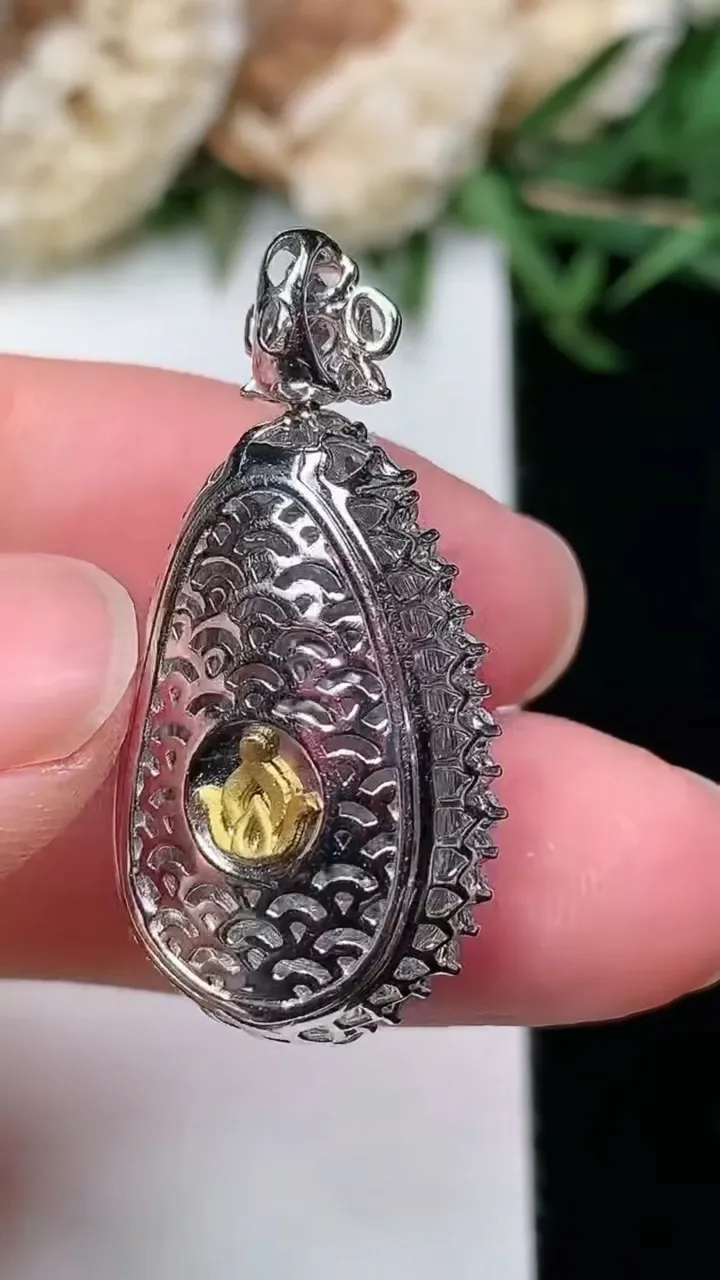 天然A货翡翠金枝玉叶 叶子吊坠，尺寸30.9-15.6-10，裸石19.8-12，重量:5.43g
2月2日