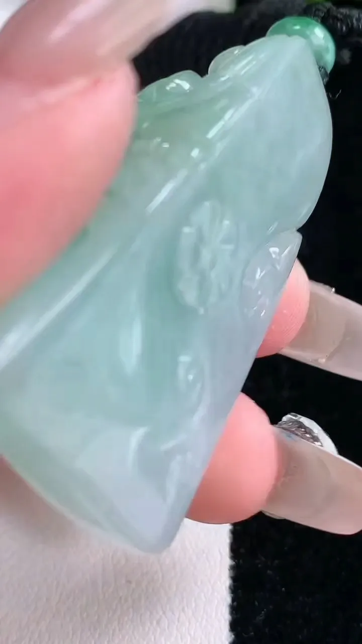 天然A货翡翠年年有余吊坠，尺寸45.4-22-15.3，重量:32.02g
2月2日