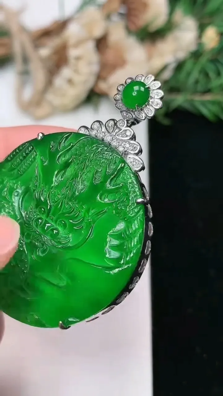 天然A货翡翠龙牌吊坠，尺寸34.9-7.9，重量:10.19g
2月2日