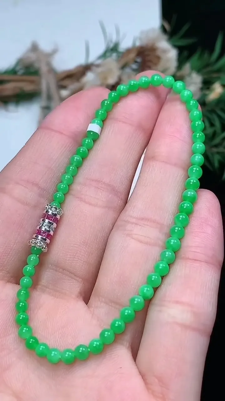 天然A货翡翠小米珠手串，尺寸3.4-55颗，重量:4.01g2月2日
工厂直销收藏佳品,种好水足，色泽均匀，有种有色，上手高大气！