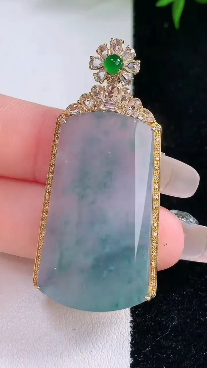 天然A货翡翠种飘花无事牌吊坠，尺寸49.8-23.4-8.8，裸石35.2-21.4重量:12.46