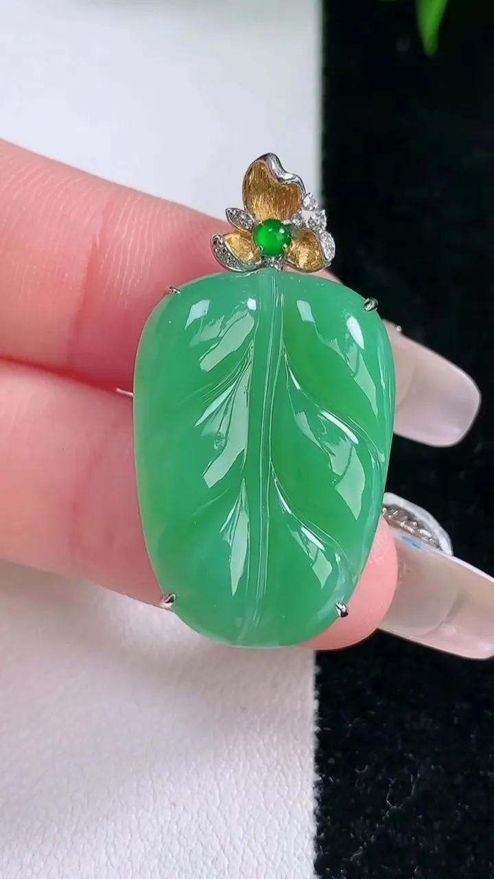 天然A货翡翠金枝玉叶 叶子吊坠，尺寸25.5-18.6-6.2，重量:6.85g
2月2日