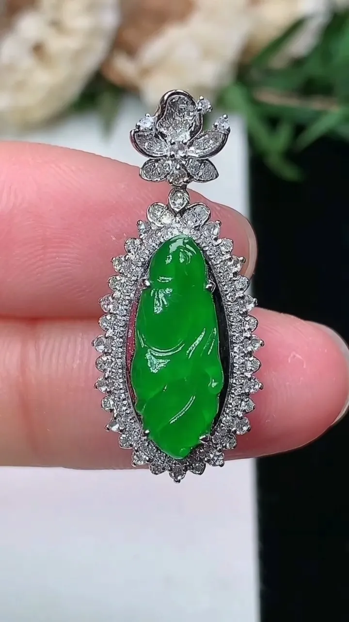 天然A货翡翠年年有余吊坠，尺寸28.3-12.6-7.7，裸石15.9-6.3，重量:3.19g
2