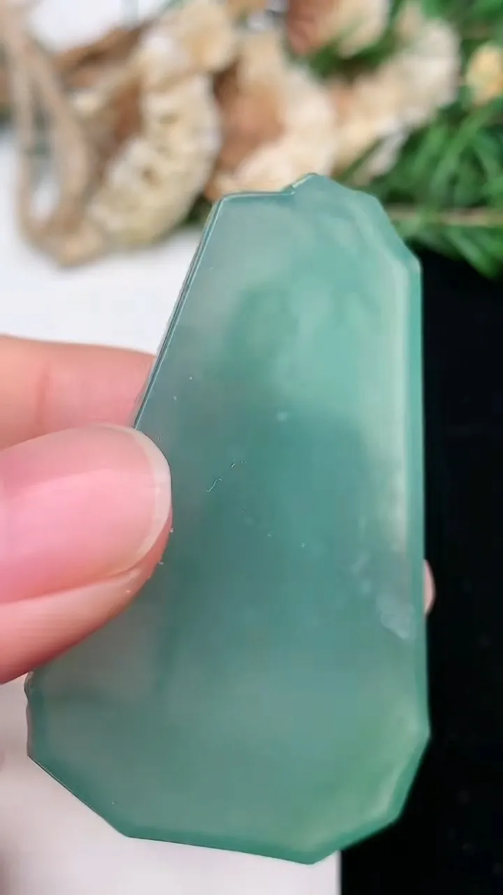 天然A货翡翠蓝水大势至观音菩萨吊坠，尺寸50.5-32.3-5.3，重量:17.02g
2月2日