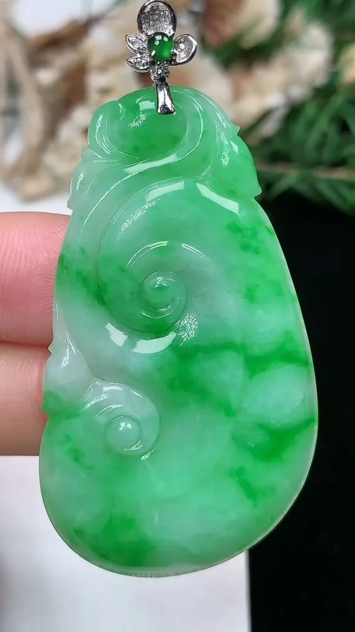 天然A货翡翠如意吊坠，尺寸48-27.3-3.8，重量:9.61g
2月2日