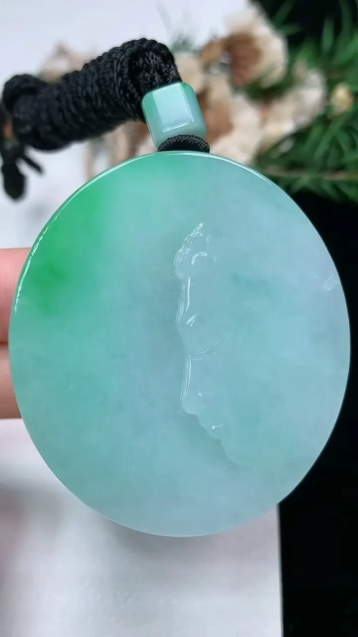 天然A货翡翠佛头吊坠，尺寸48.2-44.3-12.9，重量:75.74g
2月2日