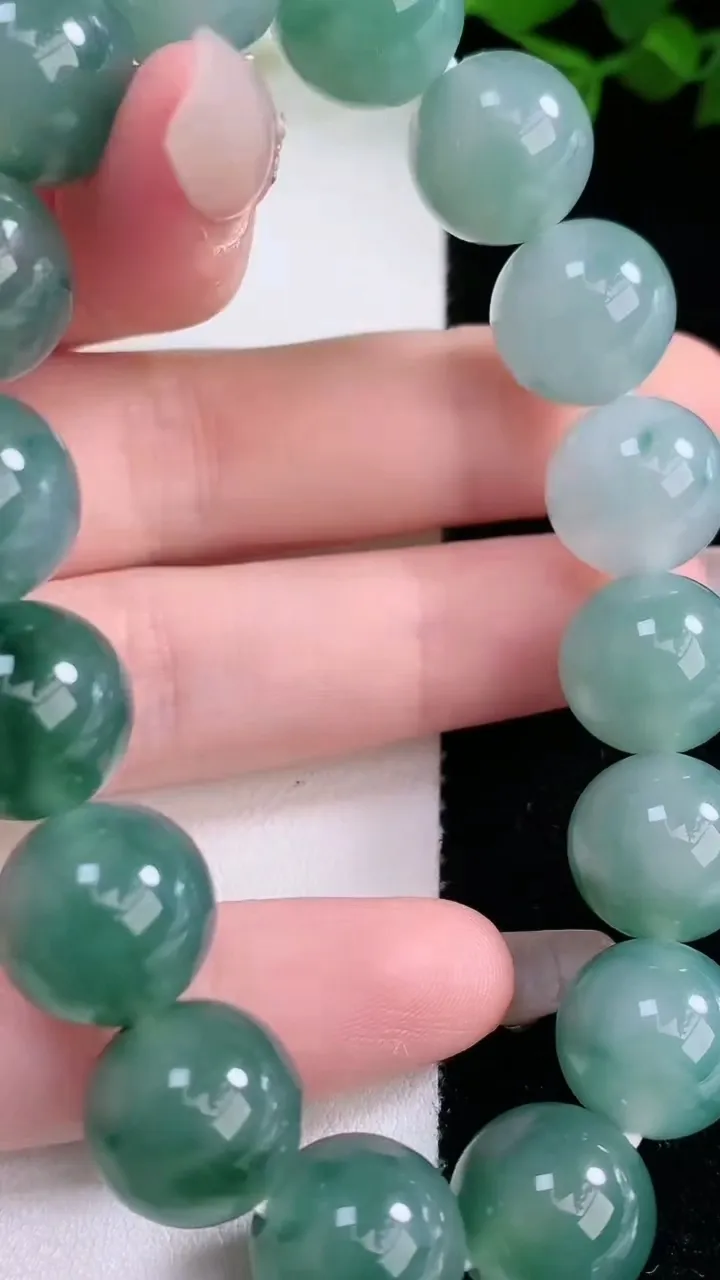 天然A货翡翠种飘花圆珠手串，尺寸12.6-16颗，重量:53.92g2月2日
工厂直销收藏佳品,种好