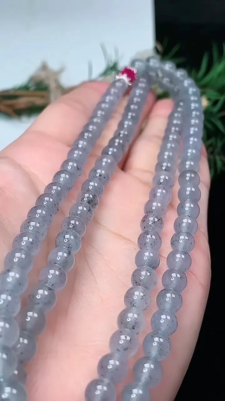 天然A货翡翠圆珠项链，尺寸6.4-108颗，重量:51.10g
2月2日