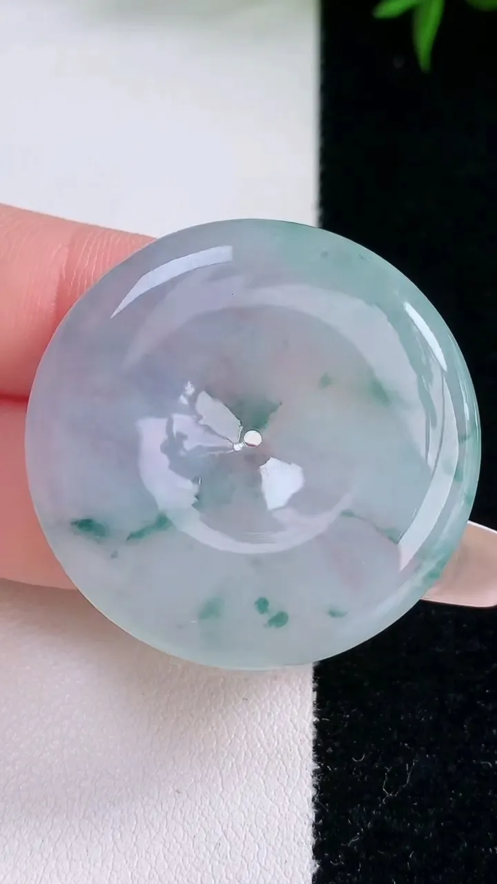 天然A货翡翠种飘花平安扣吊坠，尺寸35-5.7，重量:15.47g
2月2日