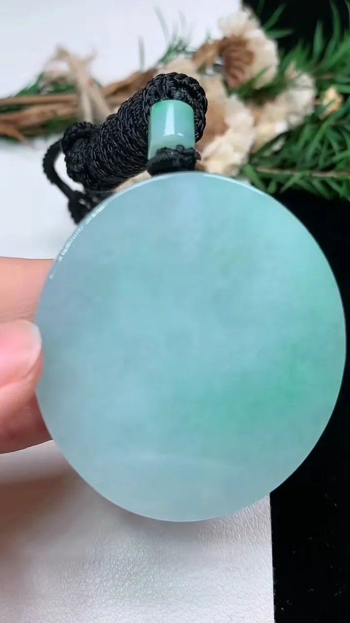 天然A货翡翠佛头吊坠，尺寸48.2-44.3-12.9，重量:75.74g
2月2日