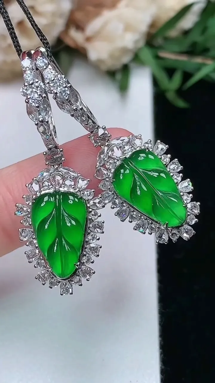 天然A货翡翠金枝玉叶 叶子耳坠，尺寸12-7.4，重量:5.32g
2月2日