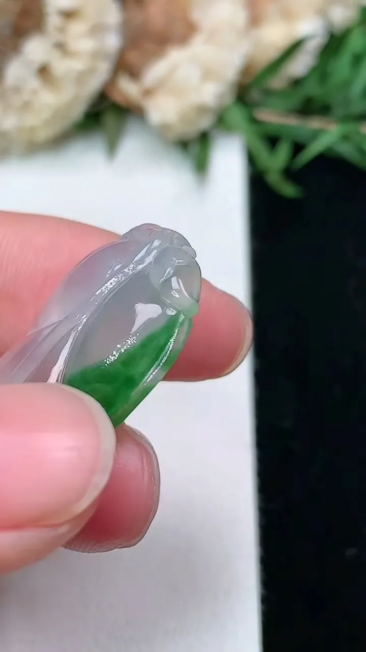 天然A货翡翠金枝玉叶 叶子吊坠，尺寸35.5-18.5-4.9，重量:5.65g
2月2日