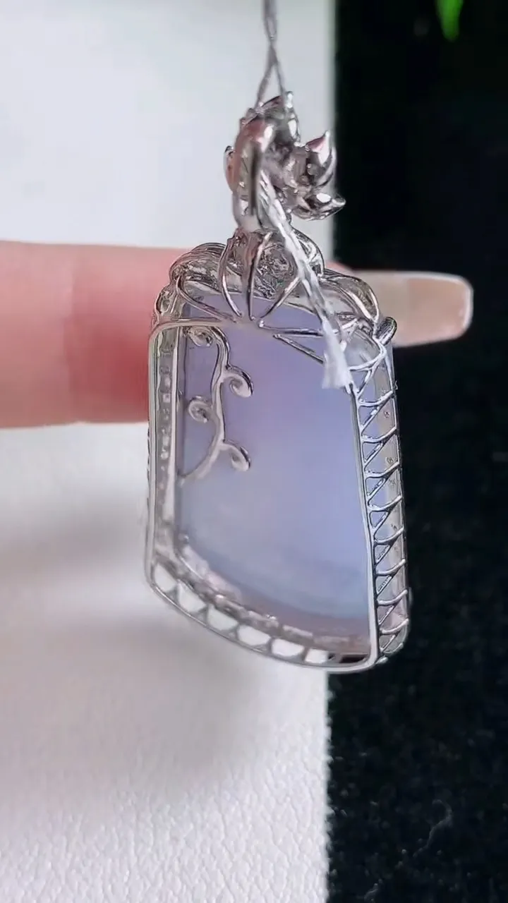 天然A货翡翠18K金紫罗兰无事牌吊坠，尺寸44-20.5-9.4，裸石29.7-19重量:8.95g
2月2日