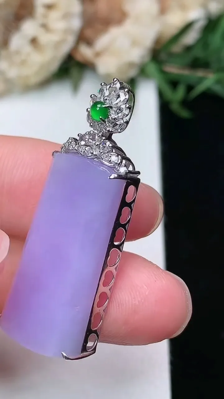 天然A货翡翠k金紫罗兰无事牌吊坠，尺寸25.2-12.4-7.7，重量:4.71g
2月2日