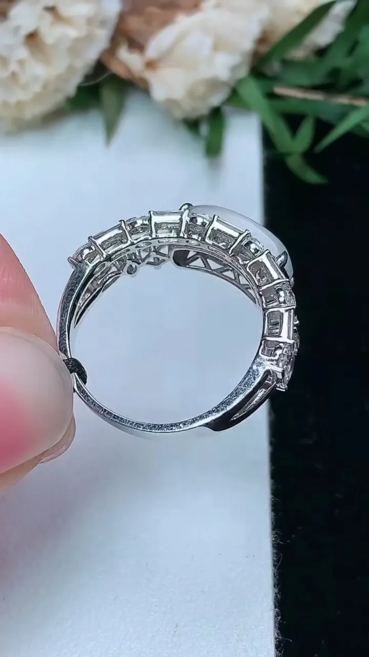 天然A货翡翠白冰马鞍戒指，尺寸17.2-11.7-5.3，重量:3.69g2026年2月2日
工厂直销收藏佳品,种好水足，色泽均匀，有种有色，上手高大气！