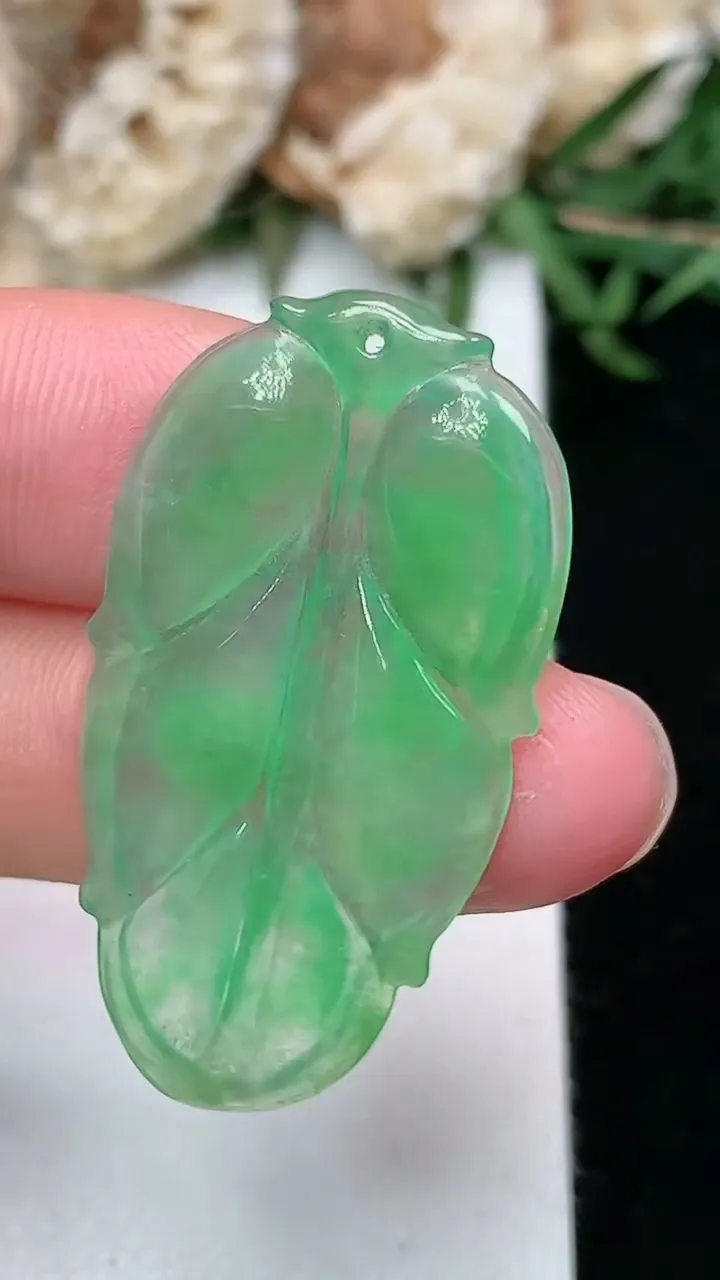 天然A货翡翠金枝玉叶 叶子吊坠，尺寸35-19.4-2.6，重量:3.49g
2月2日