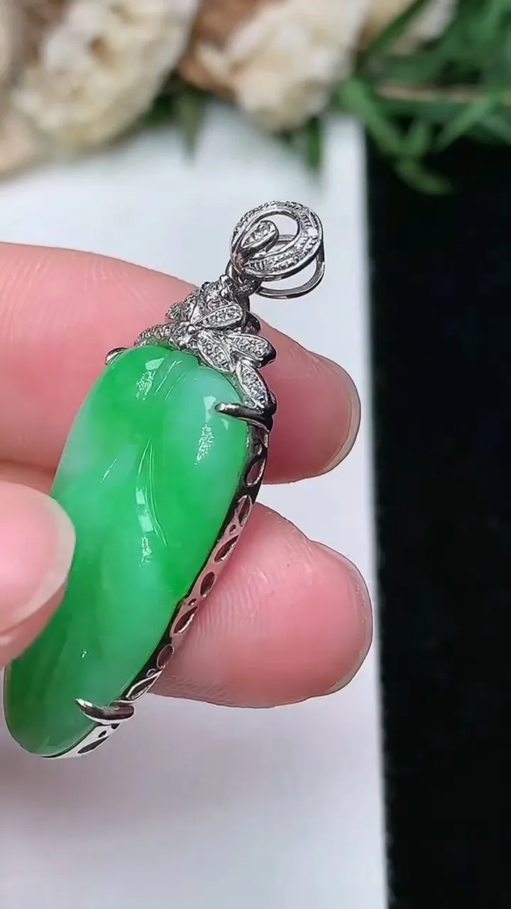 天然A货翡翠金枝玉叶 叶子吊坠，尺寸25.2-13-5.3，重量:4.01g
2月2日