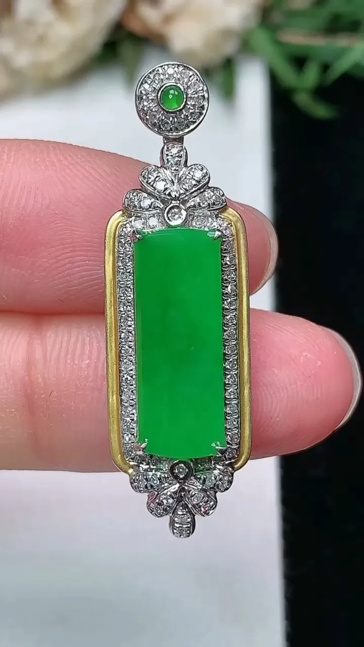 天然A货翡翠无事牌吊坠，尺寸34.9-10.7-5.9，裸石16.5-6，重量:2.80g
2月2日