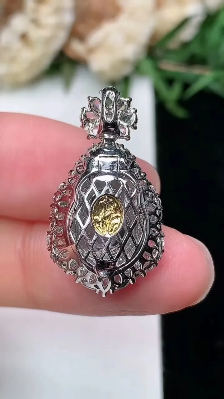 天然A货翡翠葫芦吊坠，尺寸25.2-14-10.6，裸石10.5-7.9
2月2日