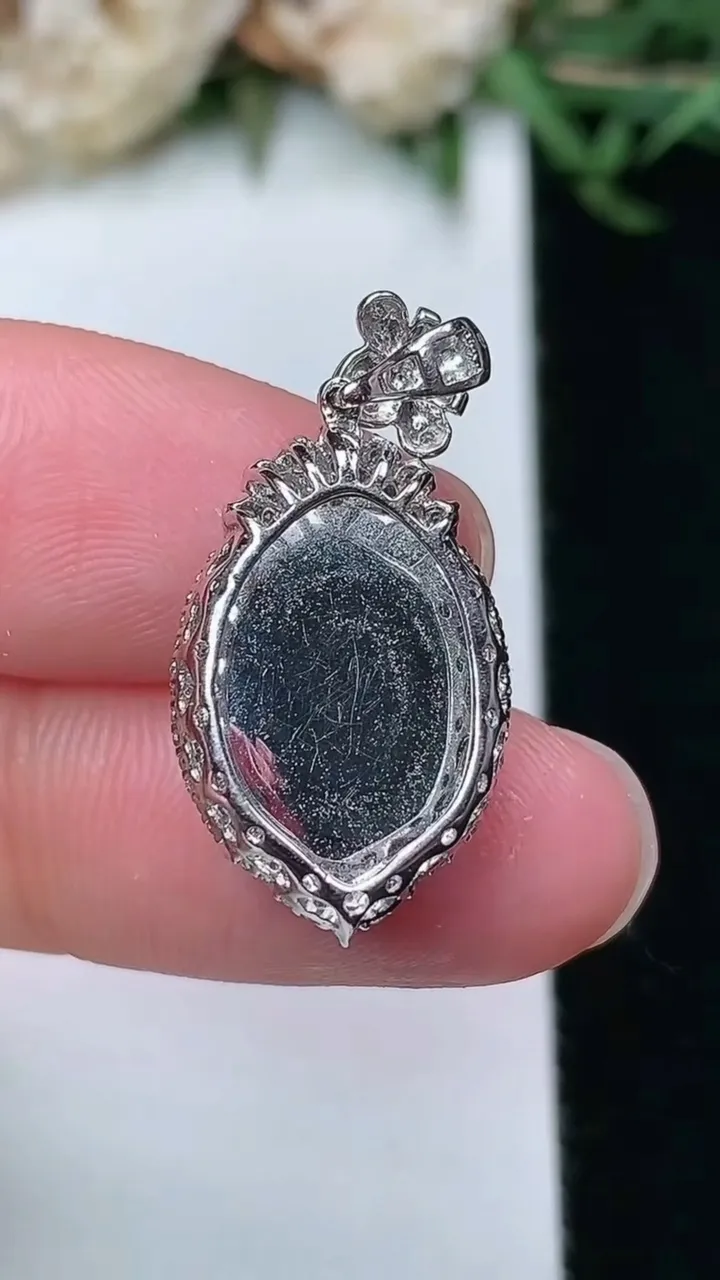 天然A货翡翠蛋面吊坠，尺寸25.8-12.4-8，裸石13.6-11，重量:3.15g
2月2日